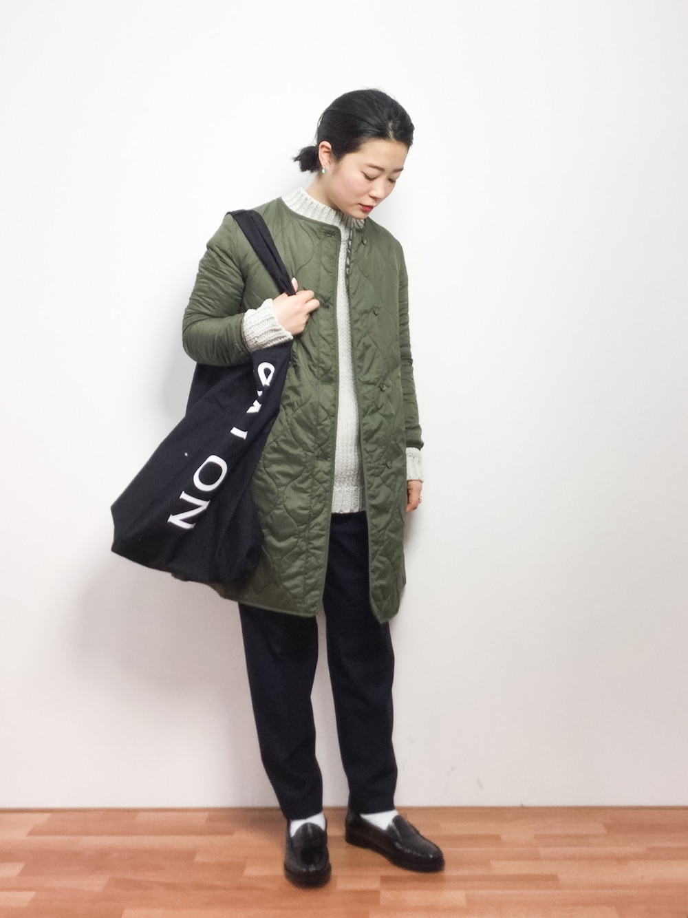 「テーパードパンツ、ボーイッシュ、キルティング、ローファー、タートルネック、大人カジュアル、メンズライク、カーキアウター、ローファー×靴下、ライナーコート」｜「liflattie shipsのliflattie ships:キルティング コート ◇（ノーカラージャケット、グリーン系）」を使った、クボヤさん（レディース・157cm）の冬コーディネートの1枚目の写真