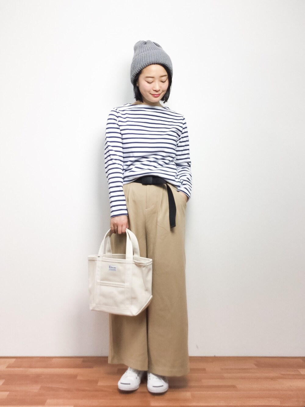その他のTシャツ/カットソー、ベージュ系のその他パンツ、ホワイト系のトートバッグを着用したレディースの冬コーディネートの1枚目の写真