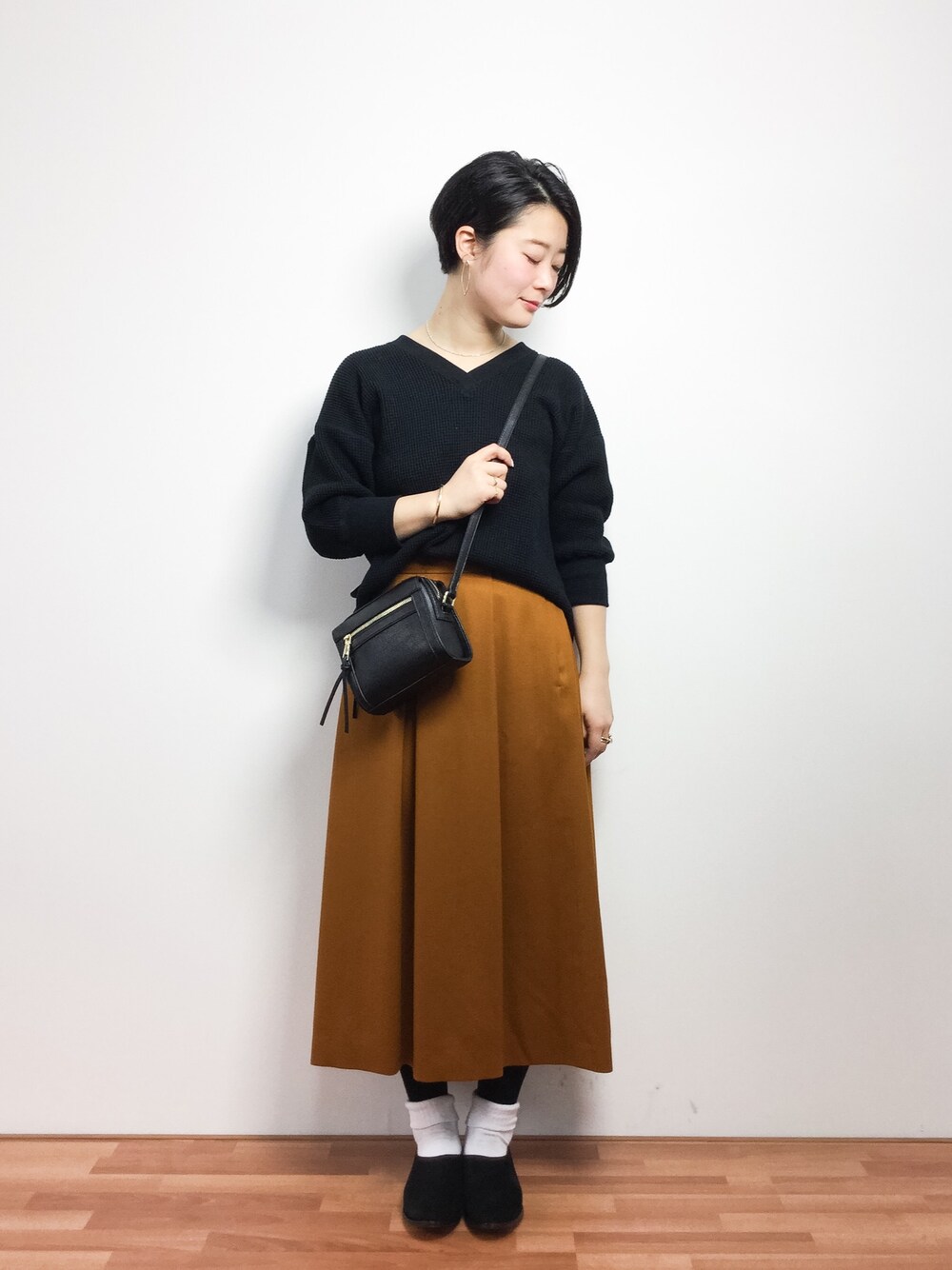 「大人カジュアル、デート、フェミニン、デートスタイル（WOMEN）、スウェードシューズ、バレンタインデートスタイル、サーマル、大人ガーリー、タックスカート、バブーシュ」｜「BEAUTY&YOUTH UNITED ARROWSの＜6(ROKU)＞∴THERMAL V NECK 6SLEEVE/サーマル（Tシャツ/カットソー、ブラック系）」を使った、クボヤさん（レディース・157cm）の冬コーディネートの1枚目の写真
