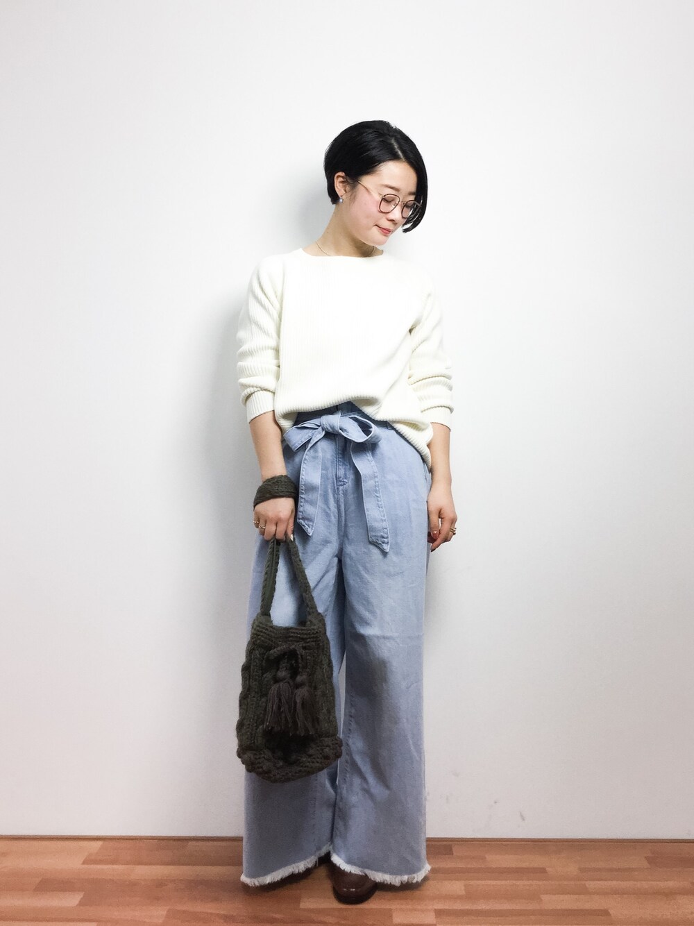 「ローファー、めがね、白ニット、きれいめカジュアル、シンプルコーデ、シンプルスタイル、大人シンプル、ワイドデニム、オトナ女子、フリンジデニム」｜「B:MING by BEAMSのビーミング by ビームス / ハイバル畦プルオーバー（ニット/セーター、ホワイト系）」を使った、クボヤさん（レディース・157cm）の冬コーディネートの1枚目の写真