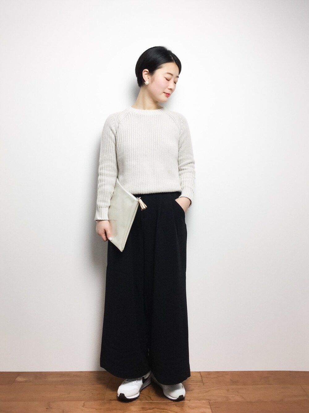 「クラッチバッグ、モノトーン、スポーツミックス、ワイドパンツ、キレイめ、大人コーデ、タックパンツ、モノクロ、パールアクセ、オトナカジュアル」｜「A.P.C.のPULL DECEMBER　PC17（ニット/セーター、ベージュ系）」を使った、クボヤさん（レディース・157cm）の冬コーディネートの1枚目の写真