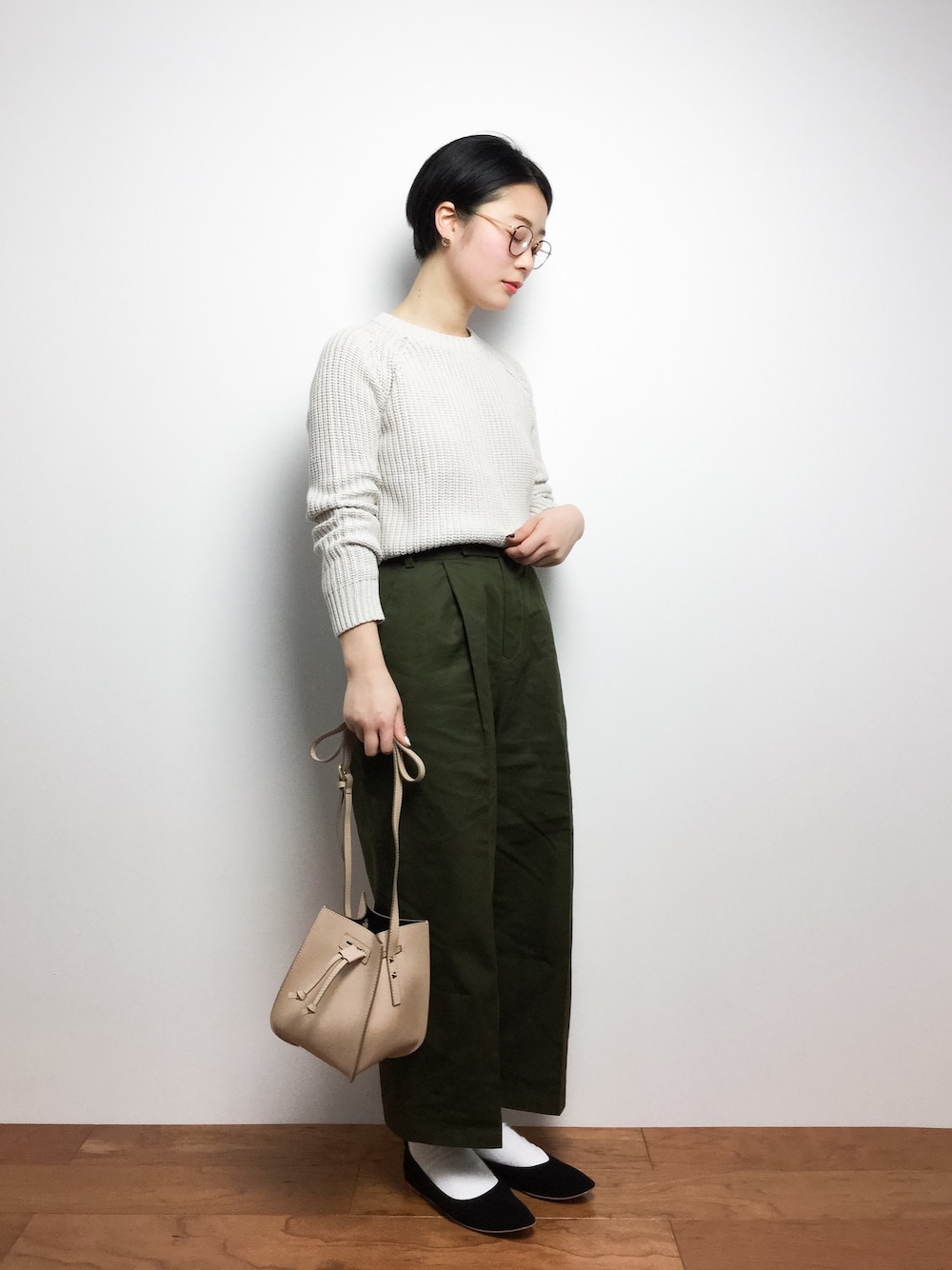 「シンプル、ベーシック、クルーネックニット、めがね、フラットシューズ、メンズライク、バレエシューズ、カーキパンツ、レザーバッグ、MOHI」｜「A.P.C.のPULL DECEMBER　PC17（ニット/セーター、ベージュ系）」を使った、クボヤさん（レディース・157cm）の冬コーディネートの1枚目の写真