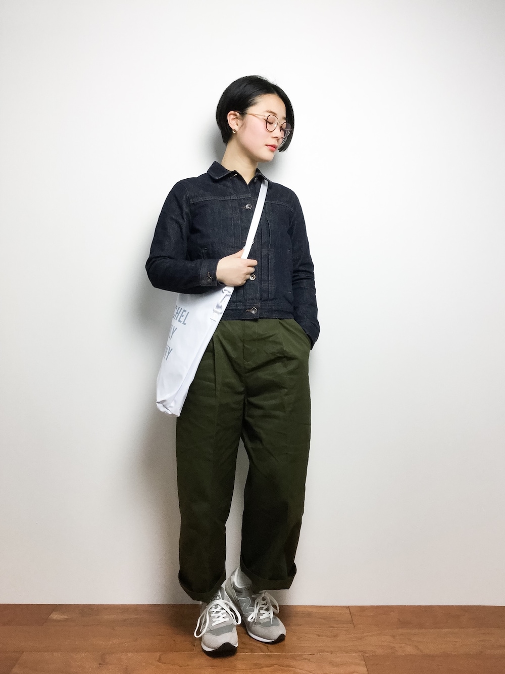 「ボーイッシュ、デニムジャケット、めがね、Gジャン、ワイドパンツ、メンズライク、カジュアルスタイル、インディゴデニム、カーキパンツ、カジュアルコーデ」｜「かぐれのかぐれ コットンワイドパンツ（その他パンツ、グリーン系）」を使った、クボヤさん（レディース・157cm）の冬コーディネートの1枚目の写真