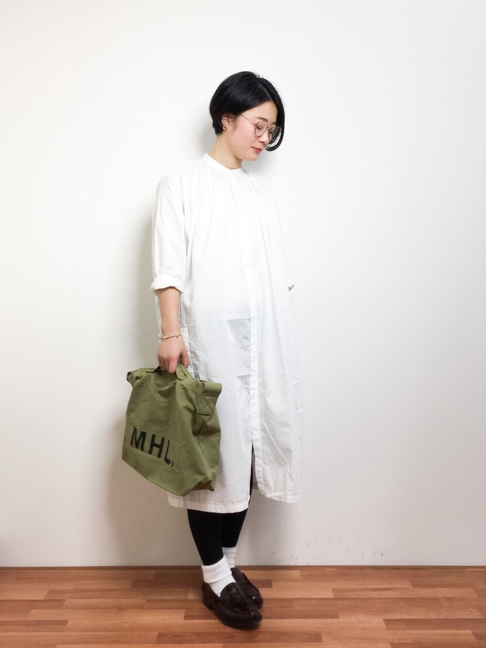 「白シャツ、めがね、MHL.、シャツワンピース、シャツワンピ、シンプルコーデ、ナチュラルスタイル、きちんとスタイル、楽チンコーデ、清潔感」｜「BEAMS LIGHTS Women'sのMANUAL ALPHABET / バンドカラー7分袖 シャツワンピース（シャツワンピース、ホワイト系）」を使った、クボヤさん（レディース・157cm）の冬コーディネートの1枚目の写真