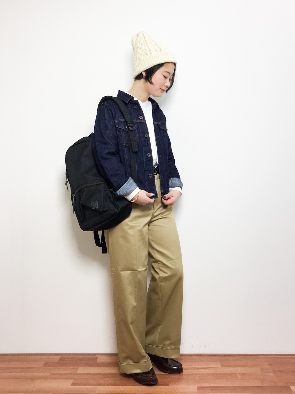 「ボーイッシュ、バックパック、チノパン、デニムジャケット、ローファー、Gジャン、ワイドパンツ、メンズライク、白ニット帽、バンドカラー」｜「green label relaxingのGC 10oz ソフトDNM Gジャン 3RD（デニムジャケット、ブルー系）」を使った、クボヤさん（レディース・157cm）の春コーディネートの1枚目の写真