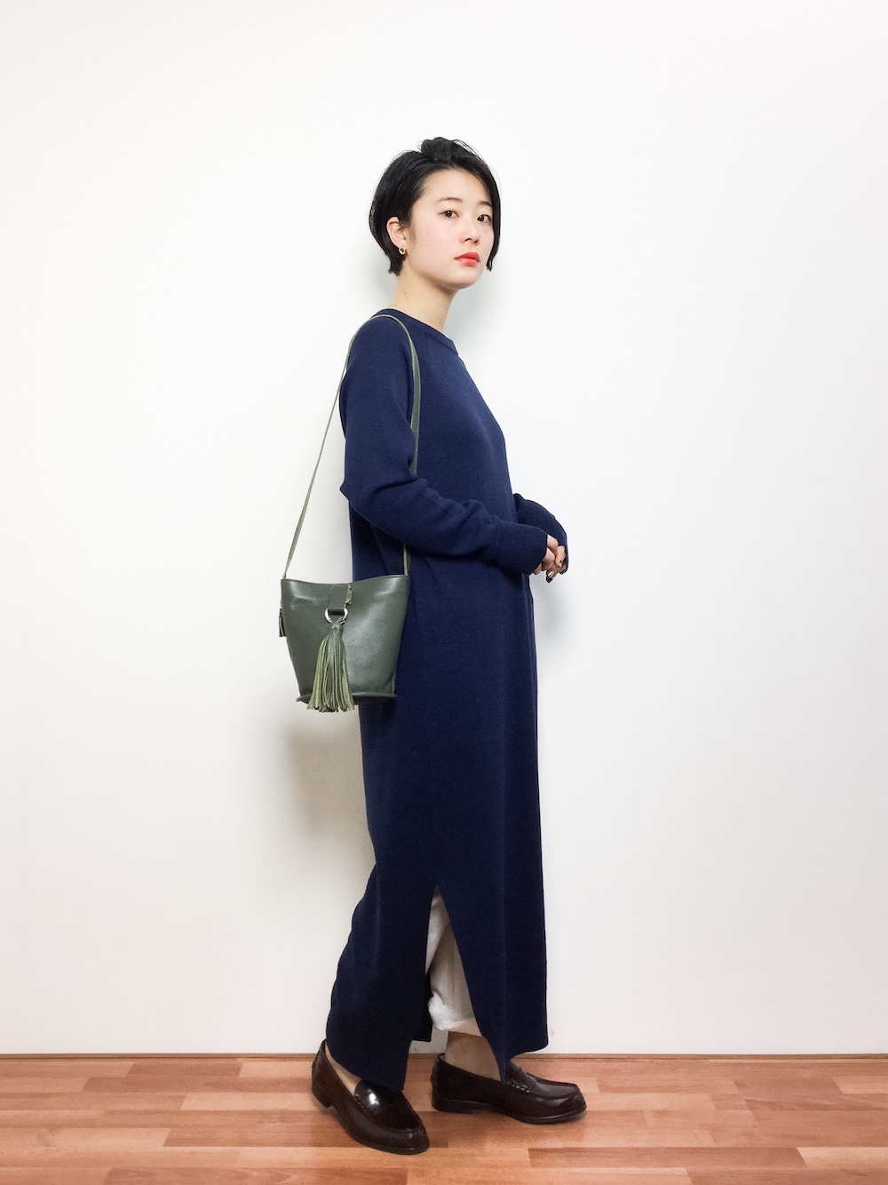 「ローファー、ニットワンピース、休日スタイル、白デニム、お出かけコーデ、休日コーデ、デートスタイル（WOMEN）、大人女子、お買い物、マキシ丈ワンピース」｜「JOURNAL STANDARDのC/VISラウンドネックプルオーバー#（ワンピース、ブルー系）」を使った、クボヤさん（レディース・157cm）の冬コーディネートの1枚目の写真