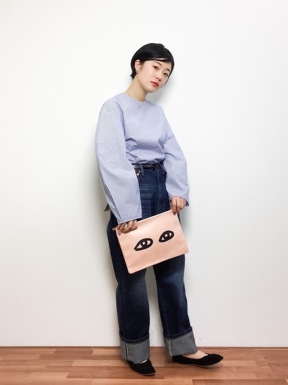 「クラッチバッグ、バレエシューズ、Steven Alan、デニムスタイル、春、春コーデ、スティーブンアラン、ショートヘア、MOHI、袖ボリューム」｜「Steven Alanの＜Steven Alan＞COTTON CRESCENT SLEEVE BLOUSE/ﾌﾞﾗｳｽ（シャツ/ブラウス、その他）」を使った、クボヤさん（レディース・157cm）の春コーディネートの1枚目の写真