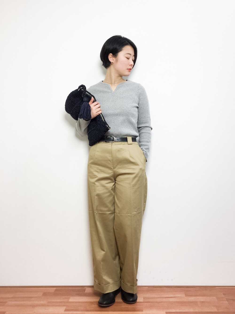 「クラッチバッグ、大人カジュアル、ワイドパンツ、サボ、大人コーデ、ハイウエストパンツ、スリット、グレー×ベージュ、ニットクラッチ、おとなコーデ」｜「Steven Alanの＜Steven Alan＞COTTON MIX SLIT NECK CUT SEW/ｶｯﾄｿｰ（Tシャツ/カットソー、グレー系）」を使った、クボヤさん（レディース・157cm）の冬コーディネートの1枚目の写真