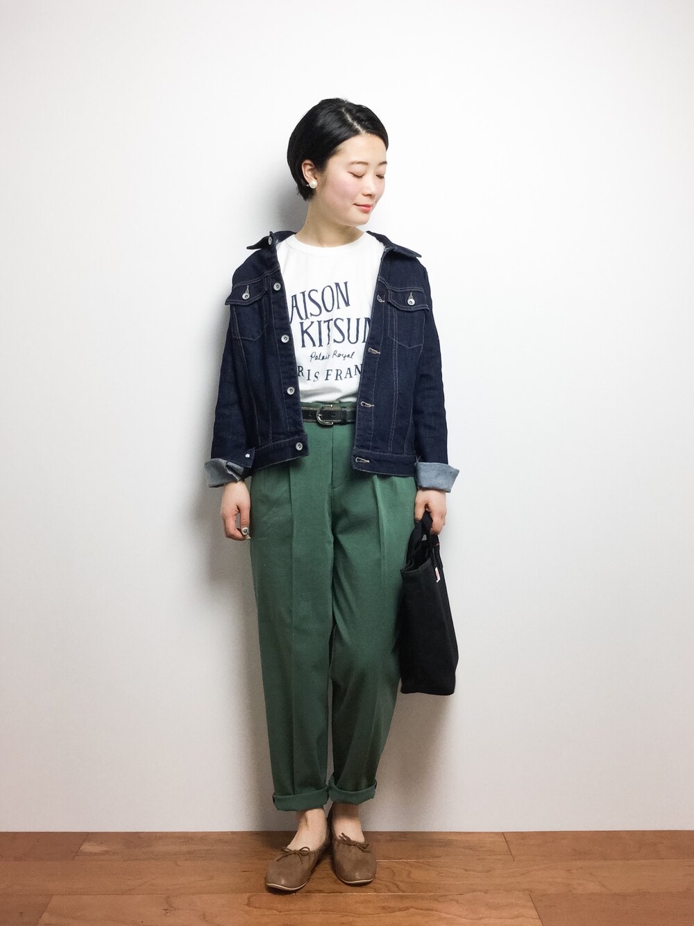 「テーパードパンツ、ロゴT、カジュアル、デニムジャケット、MAISON KITSUNE、大人カジュアル、バレエシューズ、タックパンツ、春コーデ、ショートボブ」｜「SLOBE IENAのMAISON KITSUNE PALAIS ROYAL Tシャツ◆（Tシャツ/カットソー、ホワイト系）」を使った、クボヤさん（レディース・157cm）の春コーディネートの1枚目の写真