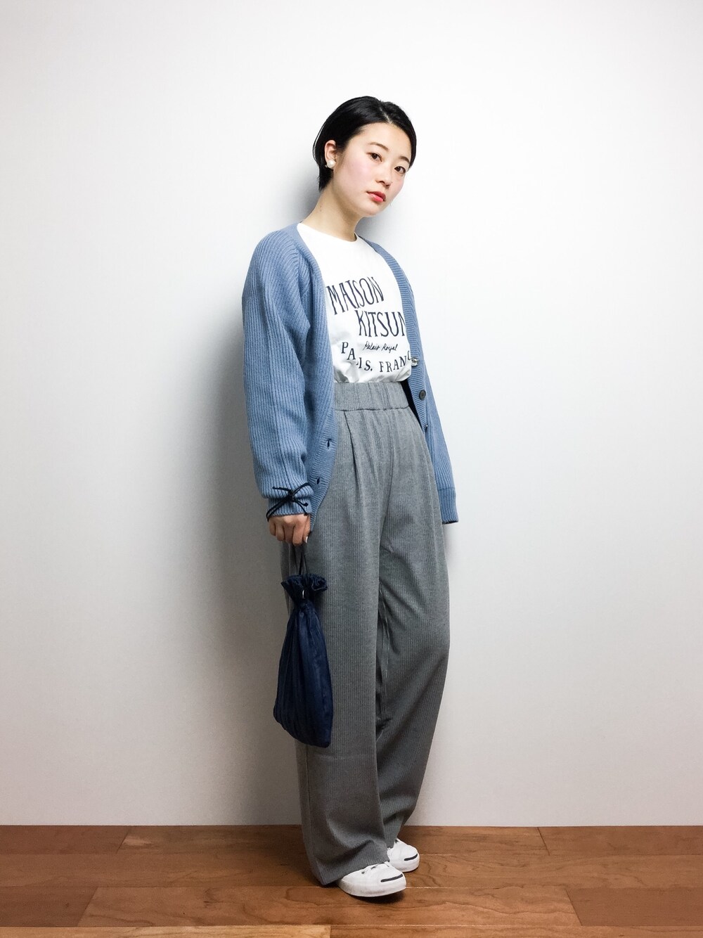 「カーディガン、トレンド、ロゴT、リブパンツ、大人カジュアル、旅行、ニットパンツ、楽チンコーデ、サックスブルー、ゆるコーデ」｜「SLOBE IENAのMAISON KITSUNE PALAIS ROYAL Tシャツ◆（Tシャツ/カットソー、ホワイト系）」を使った、クボヤさん（レディース・157cm）の春コーディネートの1枚目の写真
