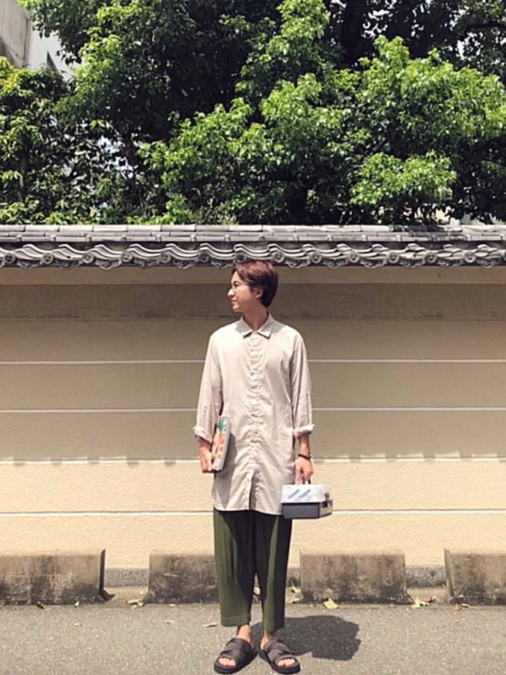 「isseymiyake、daily look、fukuoka、united arrows、OLIVER PEOPLES」｜「BEAUTY&YOUTH UNITED ARROWSのアイテム（シャツ/ブラウス、ベージュ系）」を使った、vinceさん（メンズ・180cm）の夏コーディネートの1枚目の写真