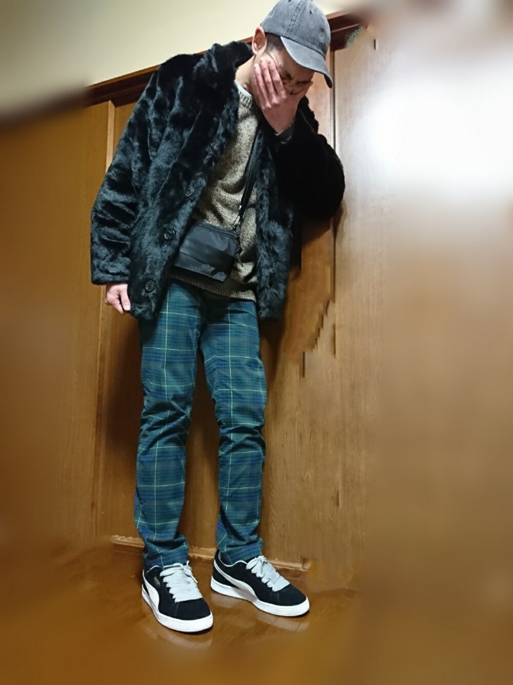 「スニーカー、PUMA、チェックパンツ、SCHOTT、ファー、ミニバッグ、セーター」｜「schottのアイテム（その他アウター、ブラック系）」を使った、yu-taaさん（メンズ・182cm）の冬コーディネートの1枚目の写真