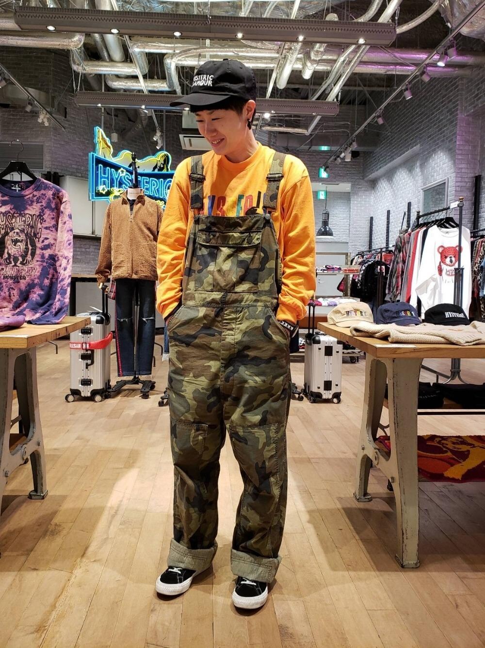 「キャップ、オーバーオール、迷彩、ロンT、Hysteric Glamour、カジュアルコーデ、ヒステリックグラマー」｜「HYSTERIC GLAMOURのHYS SYMBOL LOGO 刺繍キャップ（キャップ、ブラック系）」を使った、ISHIIさん（レディース・163cm）の冬コーディネートの1枚目の写真