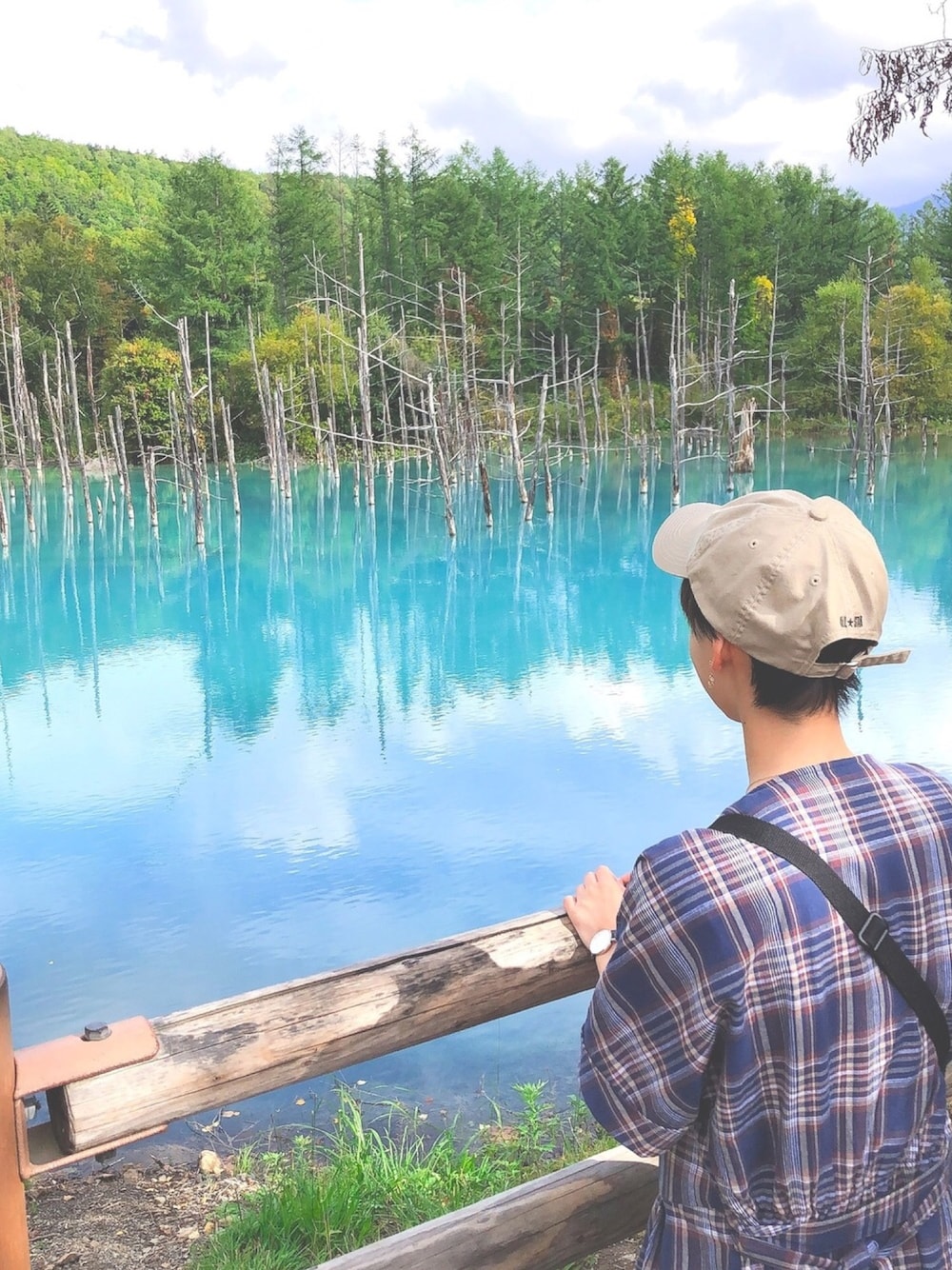 「青い池、美瑛、北海道、9月、秋、カジュアル、デート、ドライブ、チェック柄に恋してる」｜「CONVERSEのローキャップ（キャップ、ベージュ系）」を使った、さやまめさん（レディース・156cm）の秋コーディネートの1枚目の写真