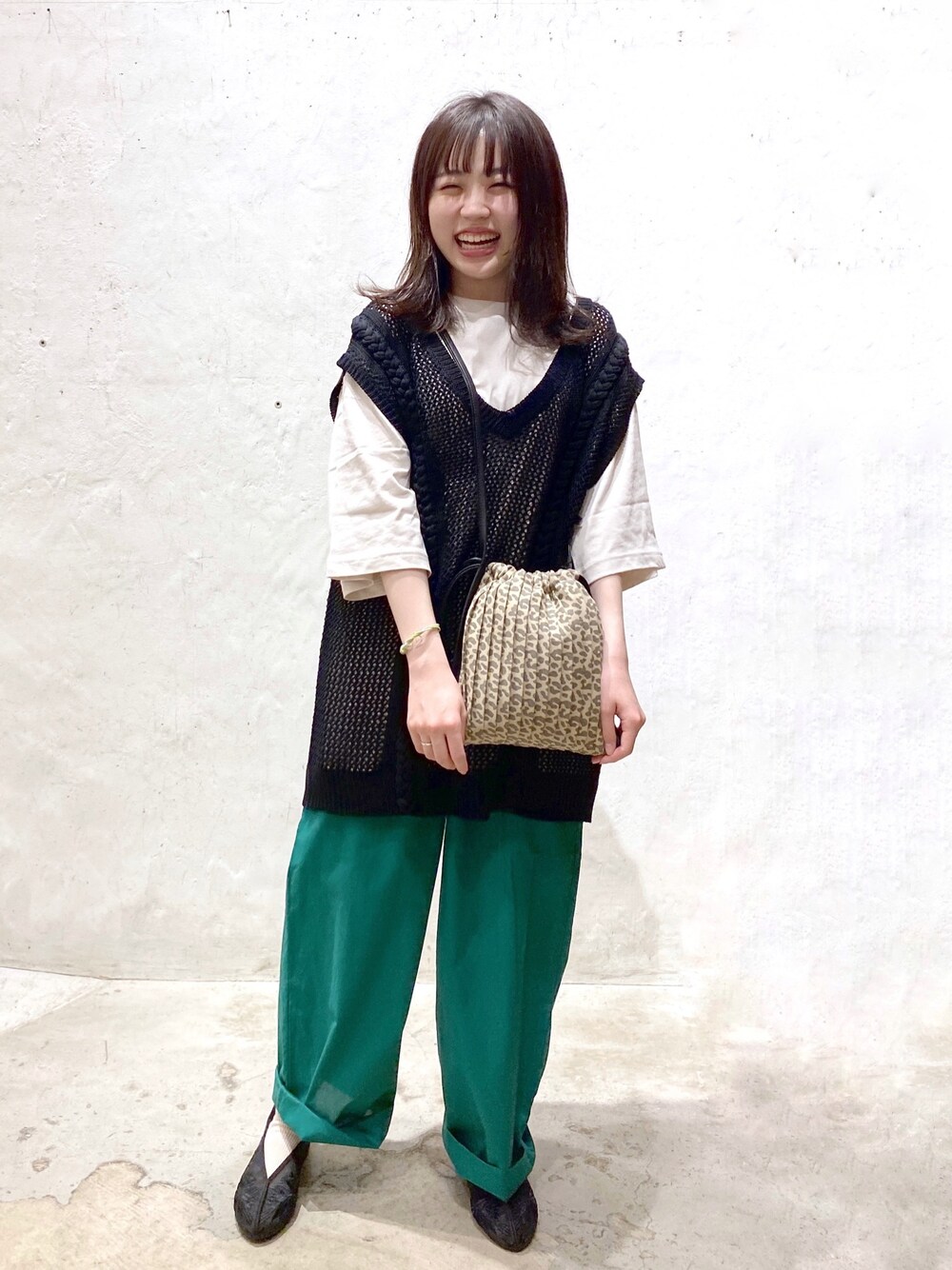 その他のショルダーバッグ、グリーン系のその他パンツ、ブラック系のパンプスを着用したレディースの春コーディネートの1枚目の写真