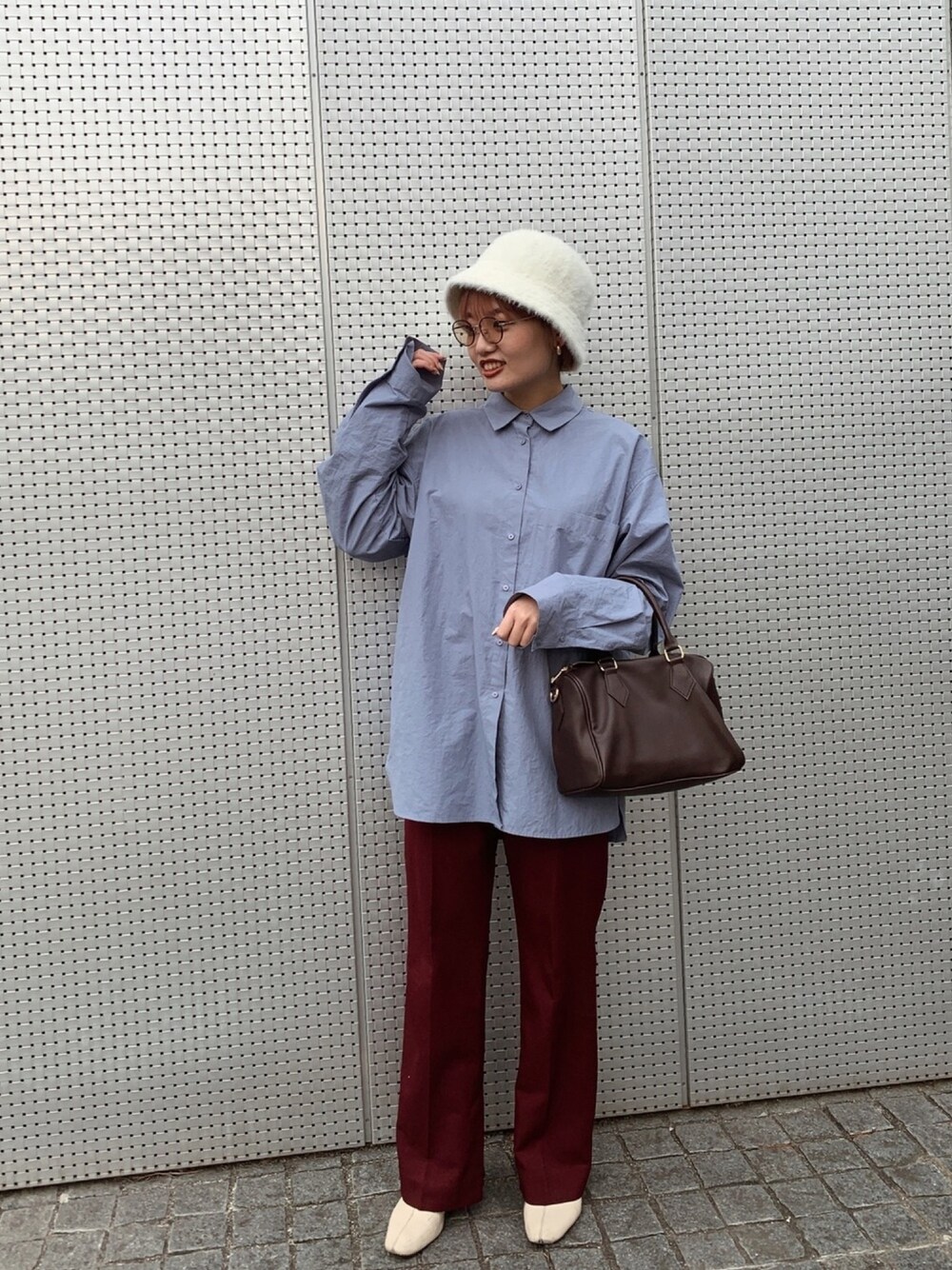 「バケットハット、バケットハットコーデ、バケットハット白、スラックス、スラックスパンツ、シャツコーデ、TODAYFUL、Littlesuzie、randeboo、ボストンバッグ」｜「TODAYFULのビッグポケットシャツ（シャツ/ブラウス、ブルー系）」を使った、chikakoさん（レディース・155cm）の春コーディネートの1枚目の写真