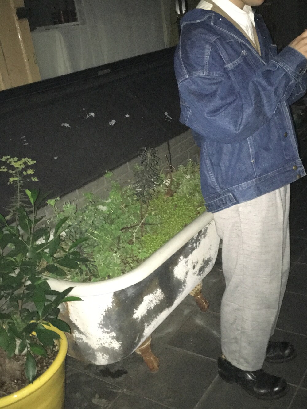 「used、denim、slacks、jaket、boots、barber」｜「Calvin Kleinのアイテム（デニムジャケット、ブルー系）」を使った、KOHNOさん（メンズ・162cm）の春コーディネートの1枚目の写真