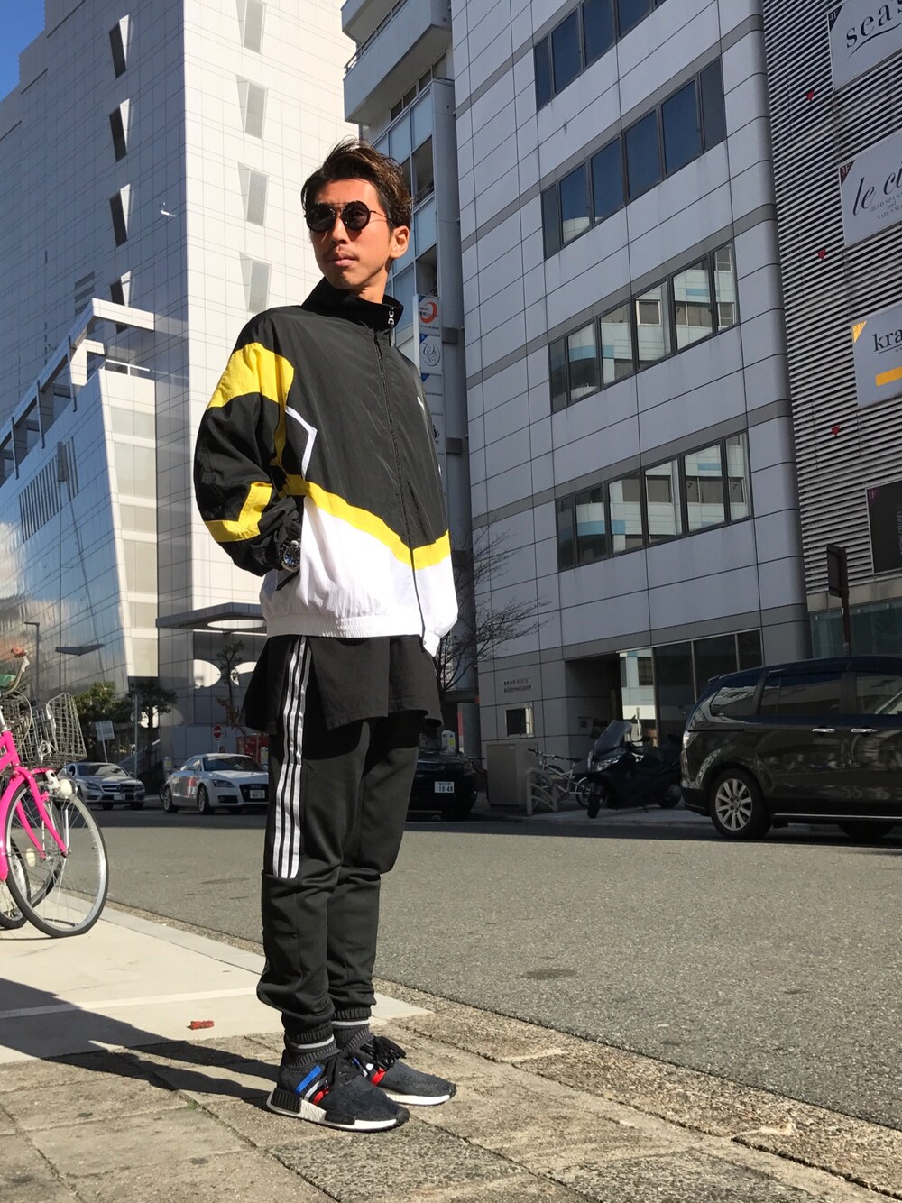 「ジャージ、アディ男、アディダスオリジナルス、アディダスジャージ、スポーツ、m+rc noir、NMD、ストライプ、スリーストライプ、ジャージーパンツ」｜「m+rc noirのアイテム（ジャージ、イエロー系）」を使った、よしやす(34歳)さん（メンズ・175cm）の冬コーディネートの1枚目の写真