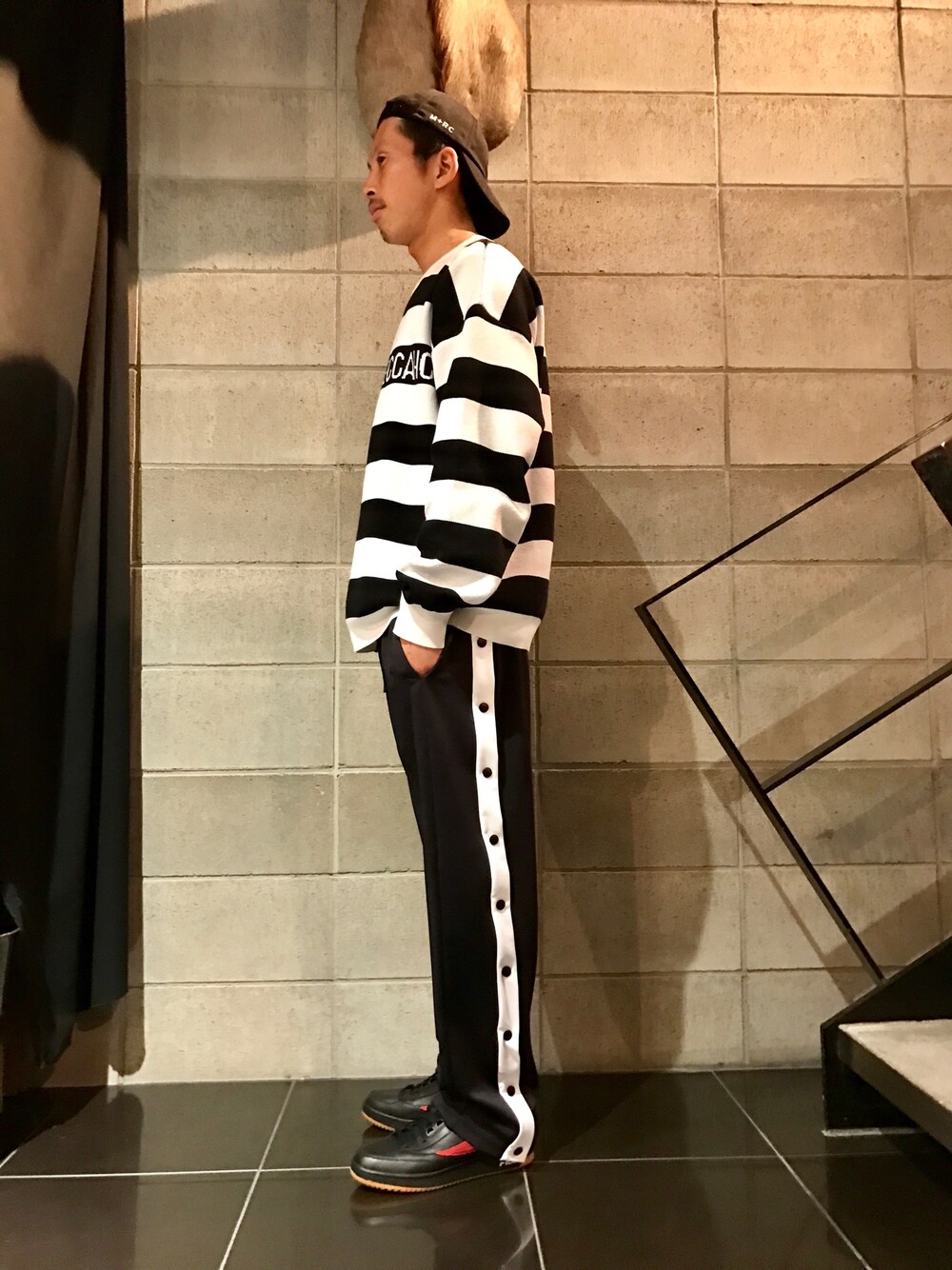 ブラック系のその他パンツ、ブラック系のニット/セーター、ブラック系のスニーカーを着用したメンズの冬コーディネートの1枚目の写真