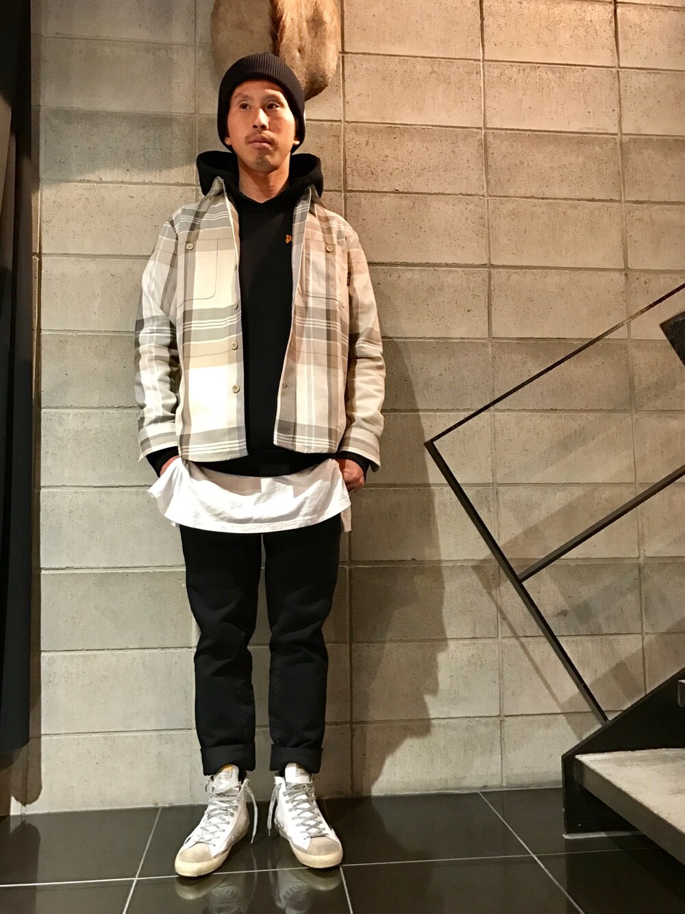 「レイヤードスタイル、ゴールデングース、GOLDEN GOOSE、PALM ANGELS、スケータースタイル、ニット帽、ストリート、ワイドパンツ、カリフォルニア、スケボー」｜「WHITELANDのWhiteLandBlackBurn/ホワイトランドブラックバーン/Side Slit T-Shirts（Tシャツ/カットソー、グレー系）」を使った、よしやす(34歳)さん（メンズ・175cm）の冬コーディネートの1枚目の写真