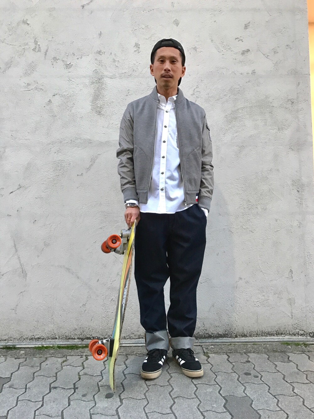 「スキニー、streetstyle、スケボー、スケータースタイル、ワイドパンツ、シンプルコーデ、スケシュー、サーフィン、カリフォルニア、ハワイ」｜「KaneZのLHP/エルエイチピー/KaneZ/ケインズ/METAL POLO CAP （キャップ、ブラック系）」を使った、よしやす(34歳)さん（メンズ・175cm）の春コーディネートの1枚目の写真