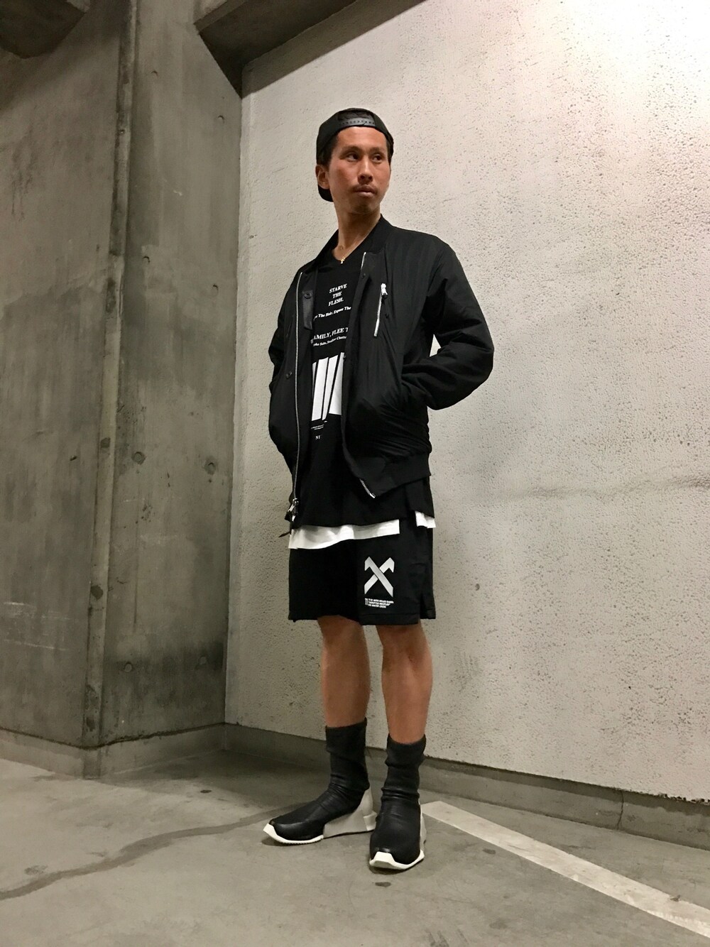 ブラック系のブルゾン、ブラック系のTシャツ/カットソー、ホワイト系のTシャツ/カットソーを着用したメンズの春コーディネートの1枚目の写真