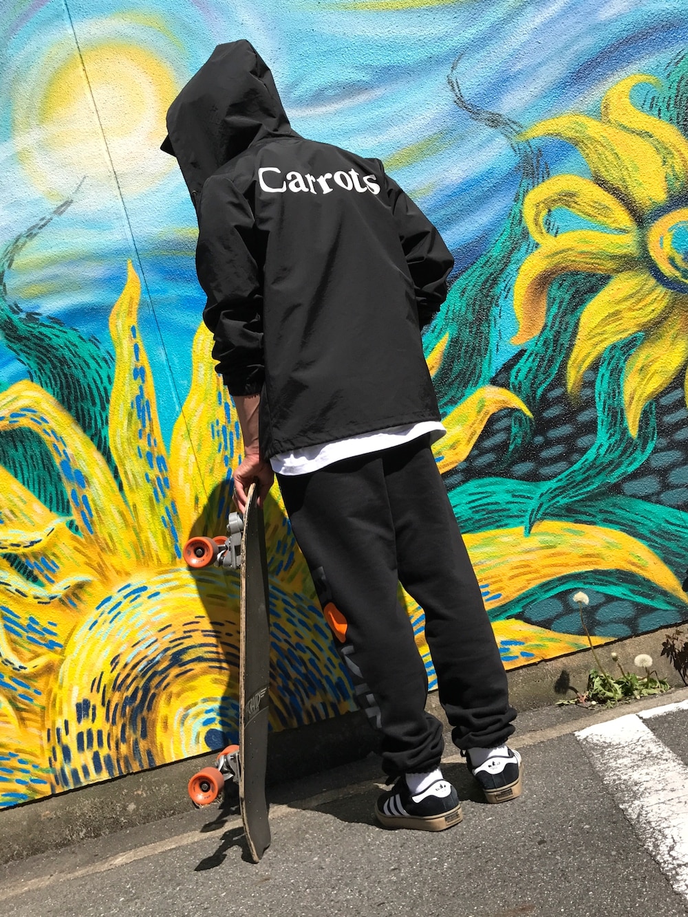 ブラック系のナイロンジャケット、ホワイト系のTシャツ/カットソー、ブラック系のその他パンツを着用したメンズの春コーディネートの1枚目の写真