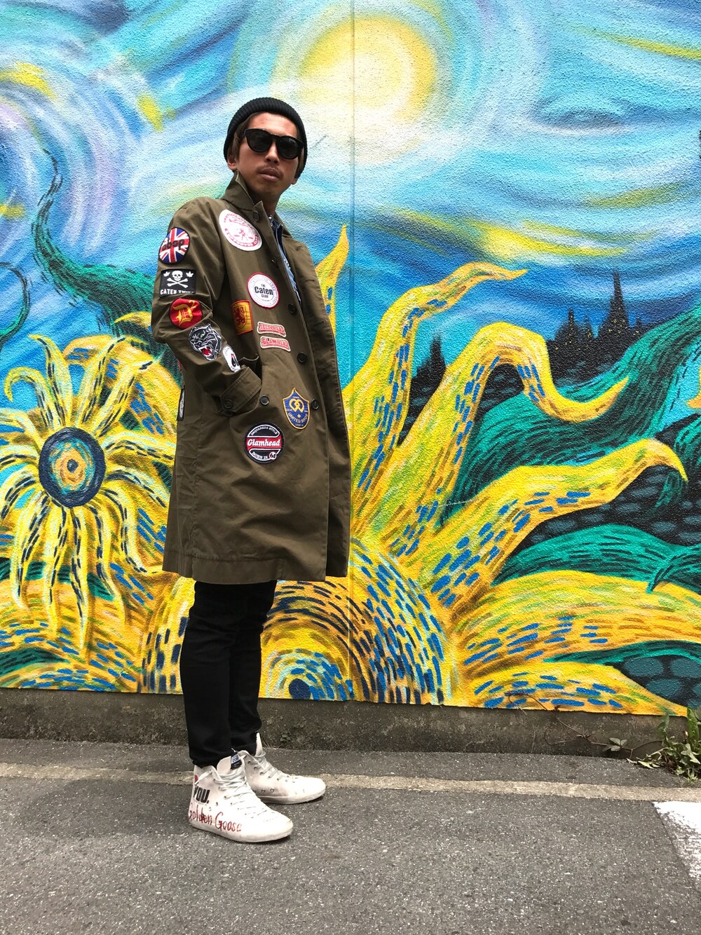 「スキニーデニム、street、ワッペン、デニムシャツ、スタッズ、ゴールデングース、DSQUARED2、GIVENCHY、春コーデ、シャツスタイル」｜「Carrots by Anwar Carrotsのアイテム（ニットキャップ/ビーニー、ブラック系）」を使った、よしやす(34歳)さん（メンズ・175cm）の春コーディネートの1枚目の写真