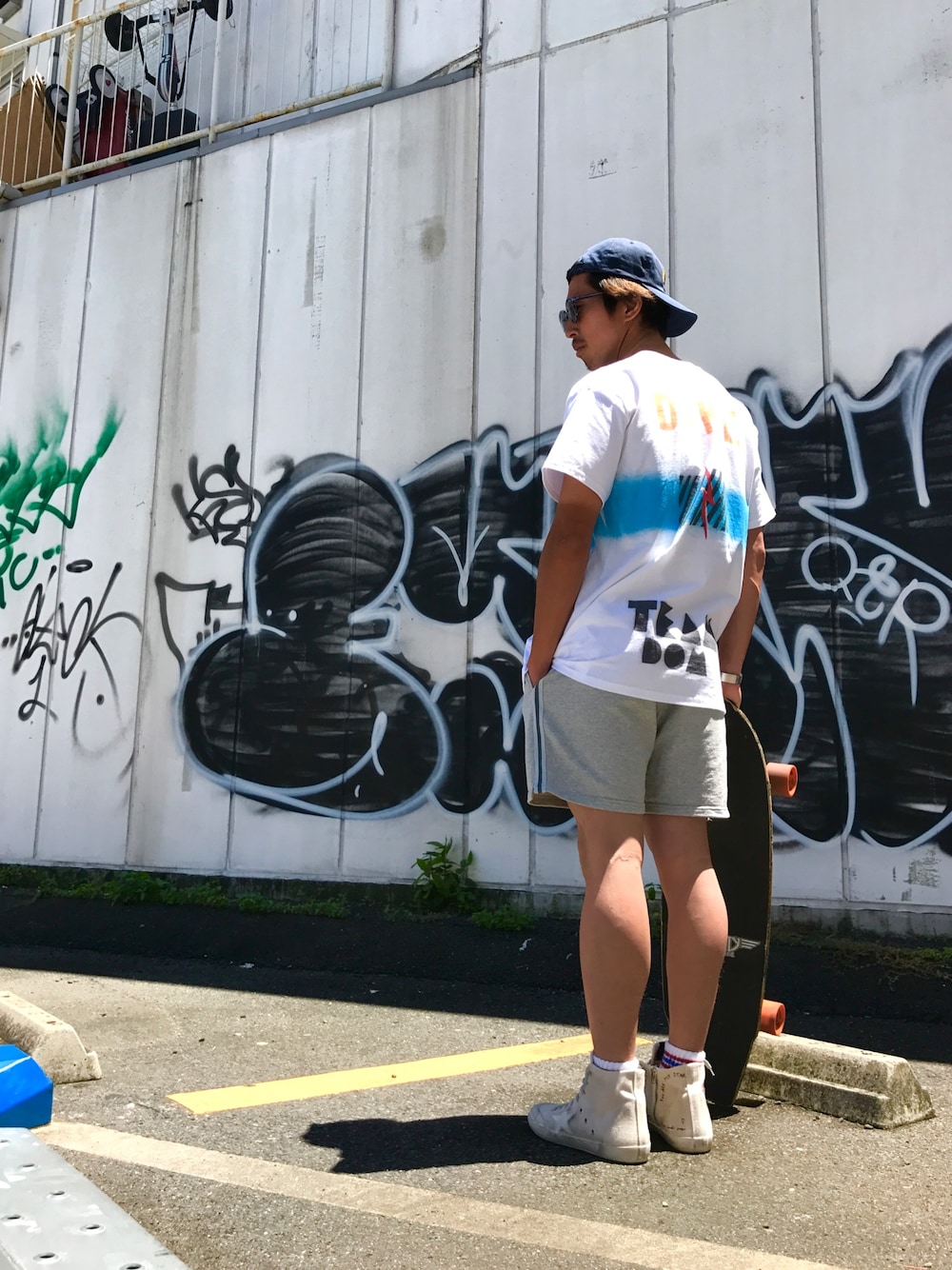 「ビッグT、夏、サーフィン、カリフォルニア、Peter Schroff、サーフスタイル、サーフ、サーファー、ショーツ、california」｜「Carrots by Anwar Carrotsのアイテム（キャップ、ブルー系）」を使った、よしやす(34歳)さん（メンズ・175cm）の春コーディネートの1枚目の写真