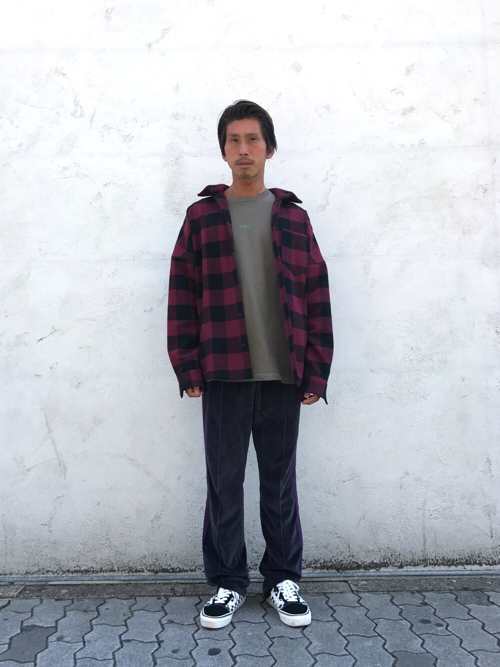 グリーン系のTシャツ/カットソー、レッド系のシャツ/ブラウス、パープル系のパンツを着用したメンズの夏コーディネートの1枚目の写真