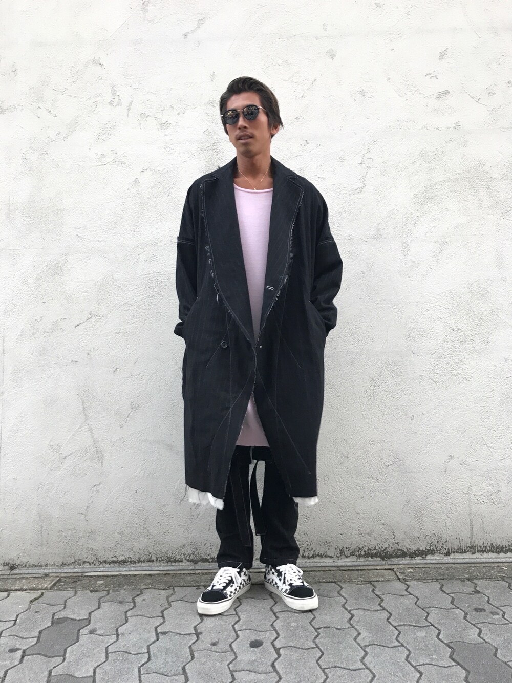 「sulvam、モード、セットアップ、ストライプコート、ストライプパンツ、オーバーサイズニット、VANS、ボンテージパンツ、THOMBROWNE、TOMWOOD」｜「THOM BROWNEのアイテム（サングラス、ブラック系）」を使った、よしやす(34歳)さん（メンズ・175cm）の秋コーディネートの1枚目の写真