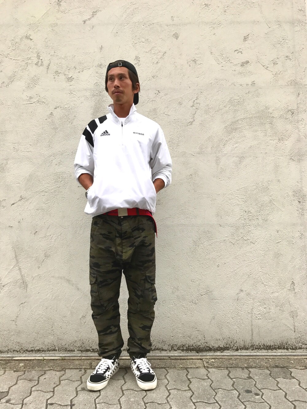「gosharubchinskiy、adidas、PALM ANGELS、VANS、MR.COMPLETELY、スニーカー、秋のコーデ、スポーツミックス、トラックジャケット、ootd」｜「Gosha Rubchinskiyのアイテム（ナイロンジャケット、ホワイト系）」を使った、よしやす(34歳)さん（メンズ・175cm）の秋コーディネートの1枚目の写真