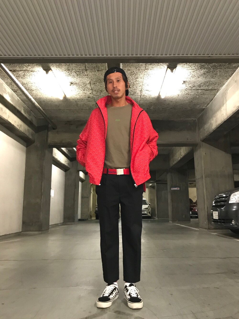 「VANS、キャップ、オーバーサイズ、総柄、ナイロンジャケット、雨の日コーデ、オールドスクール、秋、クロップドスラックス、whiteland」｜「Palm Angelsのアイテム（キャップ、ブラック系）」を使った、よしやす(34歳)さん（メンズ・175cm）の秋コーディネートの1枚目の写真