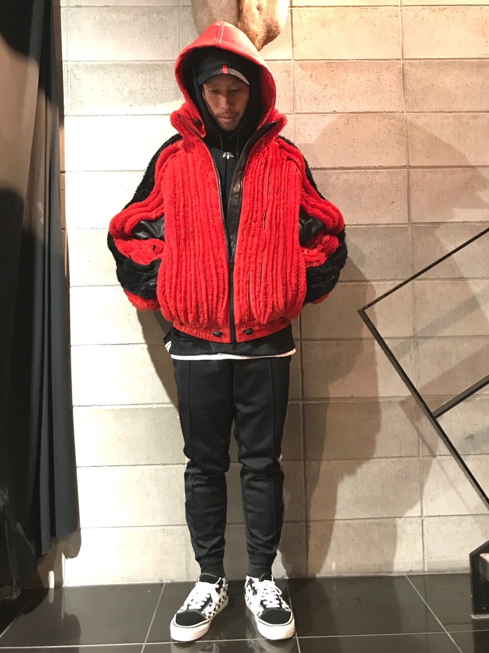 「キャップ、オーバーサイズ、スポーツミックス、street、ボアジャケット、ゆるコーデ、秋冬、ムートンブルゾン、y/project、wearhalloween2017」｜「Y/PROJECTのアイテム（ジャケット/アウター、レッド系）」を使った、よしやす(34歳)さん（メンズ・175cm）の秋コーディネートの1枚目の写真