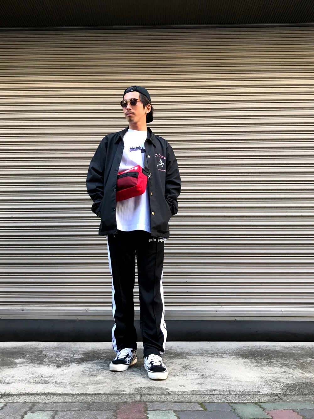 「ストリート、オーバーサイズ、コーチジャケット、休日スタイル、スケータースタイル、LA、ジャージーパンツ、union、PALM ANGELS、pleasures」｜「A.D.S.R.のアイテム（サングラス、ブラウン系）」を使った、よしやす(34歳)さん（メンズ・175cm）の冬コーディネートの1枚目の写真