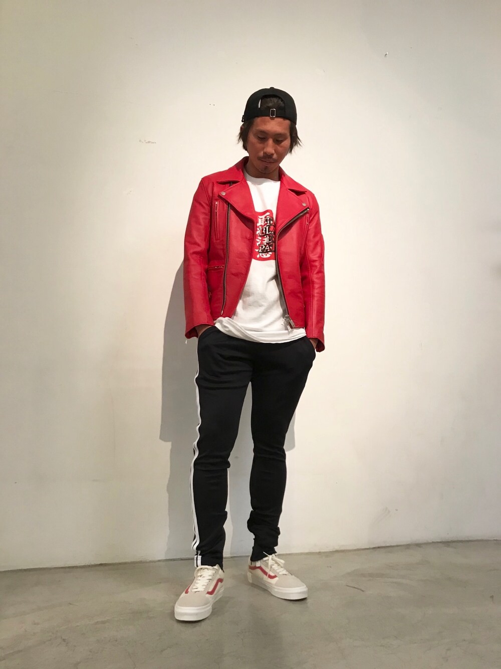 「大学生、Danke schon、プチプラ、blackmeans、黒スキニー、ピタピタ、スキニージャージ、blackeyepatch、赤ライダース、取扱注意」｜「BLACK EYE PATCHのアイテム（Tシャツ/カットソー、ホワイト系）」を使った、よしやす(34歳)さん（メンズ・175cm）の冬コーディネートの1枚目の写真