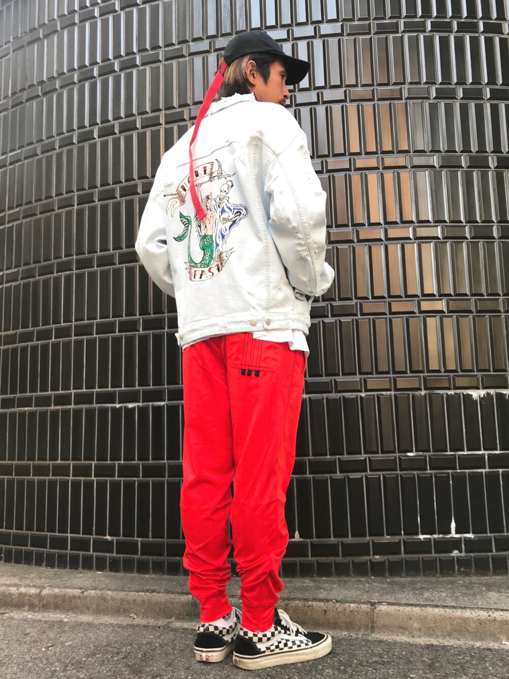 「ALCHEMIST、Alexander Wang、adidas、スポーツミックス、VANS、ゆるコーデ、PALM ANGELS、ストリート、赤ジャージ、アート」｜「alchemistのアイテム（デニムジャケット、ブルー系）」を使った、よしやす(34歳)さん（メンズ・175cm）の春コーディネートの1枚目の写真