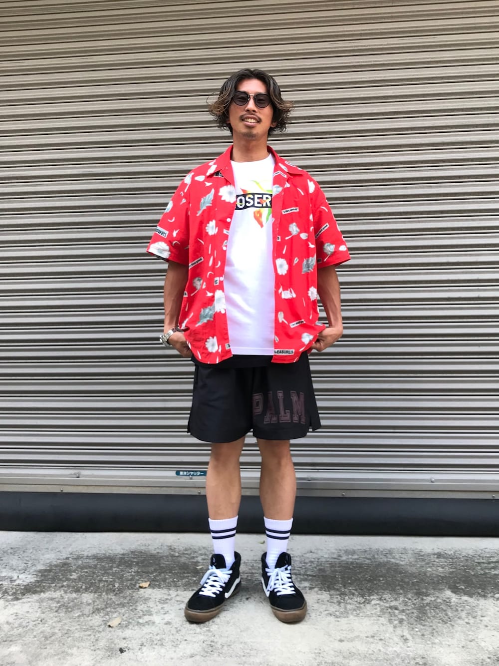 「VANS、柄シャツ、Danke schon、シャツスタイル、短パン、adsr、aloha、開襟シャツ、PALM ANGELS、pleasures」｜「DANKE SCHONのDankeSchon/ダンケシェーン/LOSER FLOWER TEE（Tシャツ/カットソー、ホワイト系）」を使った、よしやす(34歳)さん（メンズ・175cm）の夏コーディネートの1枚目の写真