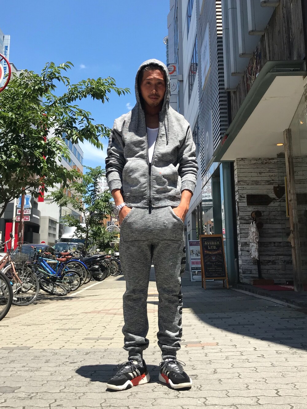 「ヒュー・ジャックマン、リアルスティール、DSQUARED2、セットアップ、streetstyle、スウェットセットアップ、DEAN&DAN、Alexander Wang、adidas、名古屋40℃」｜「DSQUARED2のアイテム（パーカー、グレー系）」を使った、よしやす(34歳)さん（メンズ・175cm）の夏コーディネートの1枚目の写真