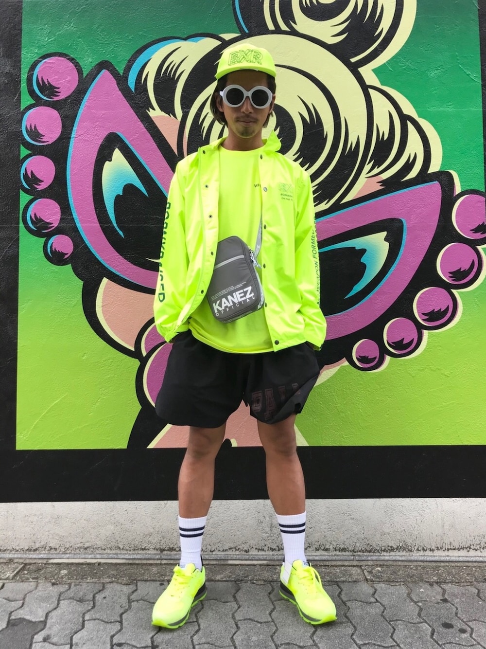 「蛍光カラー、ショーツ、INARI、リフレクター、KaneZ、蛍光イエロー、ホタル、PALM ANGELS、BornxRaised、whiteland」｜「WHITELANDのアイテム（Tシャツ/カットソー、イエロー系）」を使った、よしやす(34歳)さん（メンズ・175cm）の夏コーディネートの1枚目の写真