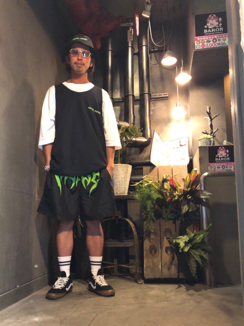 グリーン系のタンクトップ、グリーン系のその他パンツ、グリーン系のキャップを着用したメンズの夏コーディネートの1枚目の写真