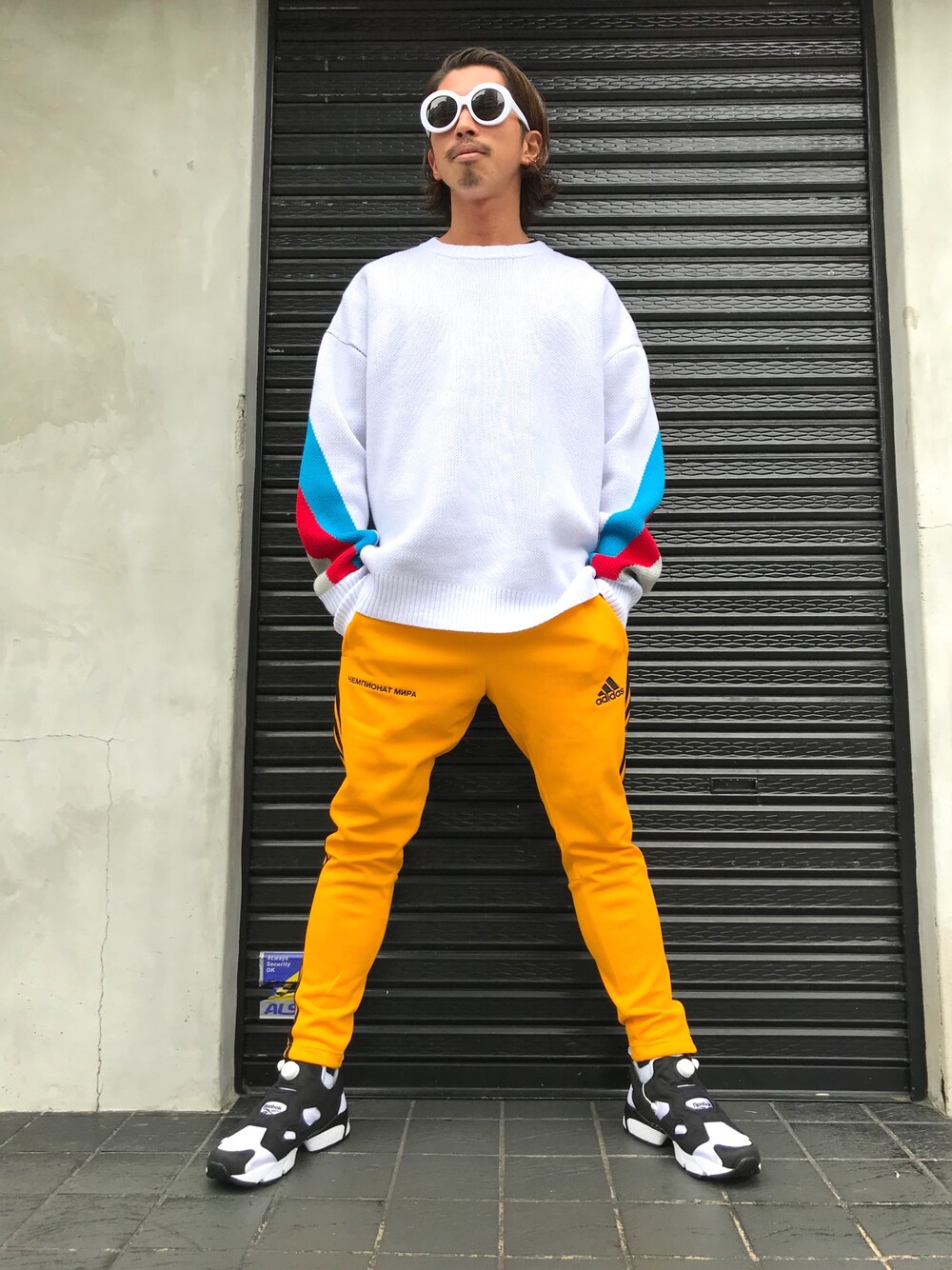 イエロー系のパンツ、ホワイト系のスニーカー、ホワイト系のニット/セーターを着用したメンズの秋コーディネートの1枚目の写真