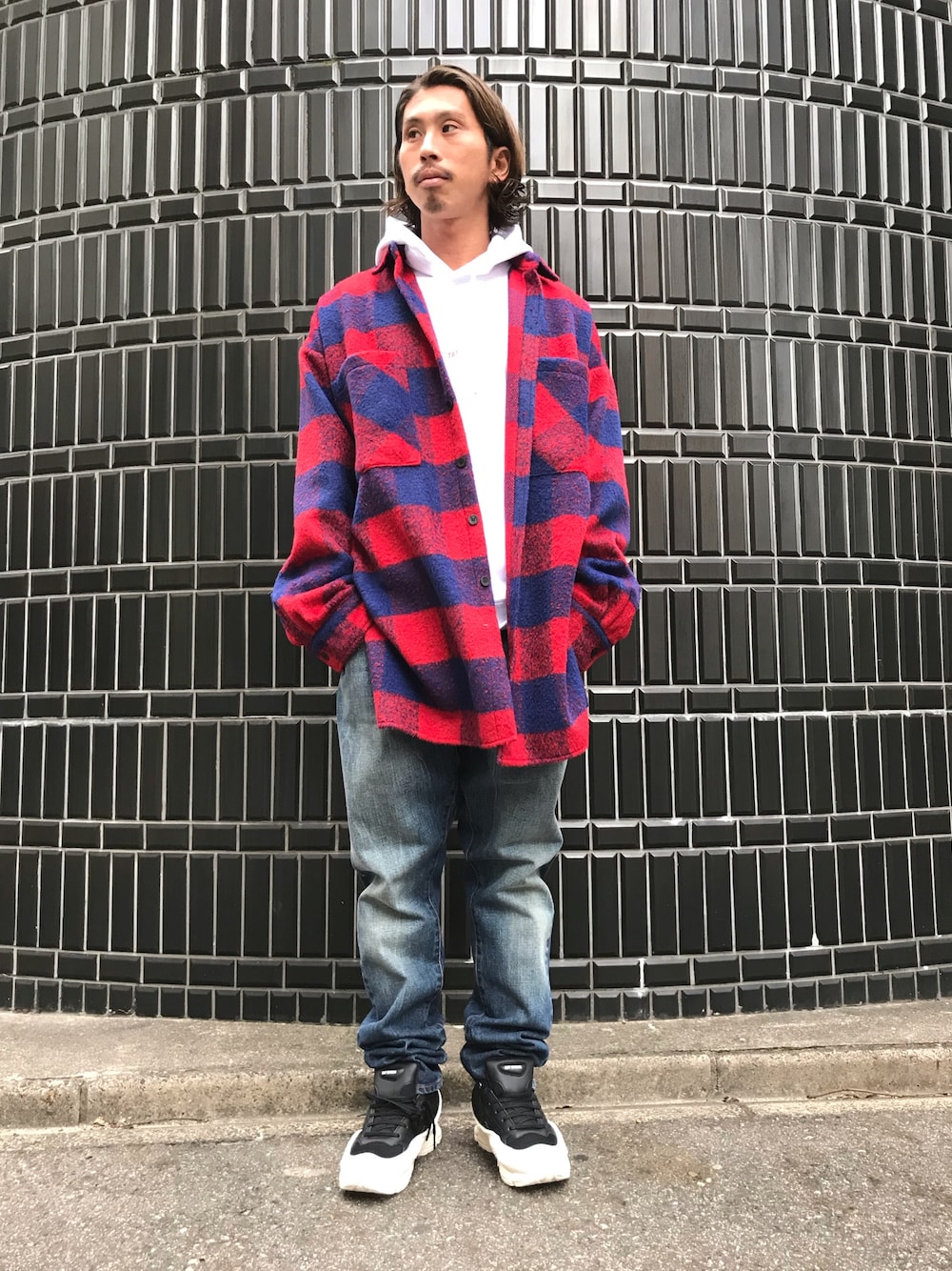 レッド系のシャツ/ブラウス、ホワイト系のパーカー、ブルー系のデニムパンツを着用したメンズの秋コーディネートの1枚目の写真