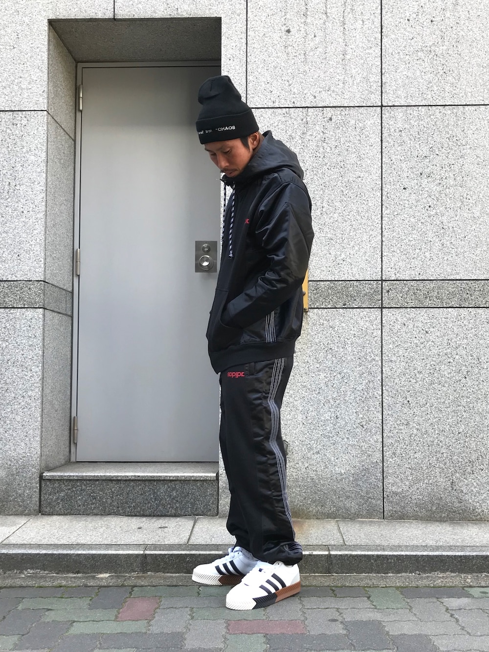 「Alexander Wang、adidas originals by ALEXANDER WANG、adidas originals、セットアップ、ootd、サーフスタイル、KaneZ、秋冬コーデ、ゆるコーデ、パーカー」｜「KaneZのKaneZ/ケインズ/CHAOS BEANIE（ニットキャップ/ビーニー、ブラック系）」を使った、よしやす(34歳)さん（メンズ・175cm）の秋コーディネートの1枚目の写真