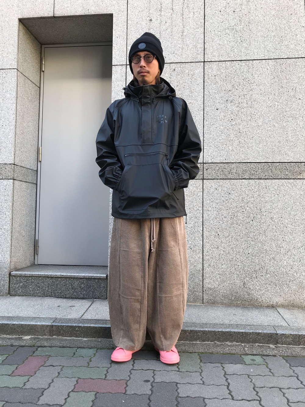 ベージュ系のその他パンツ、ピンク系のスニーカー、ベージュ系のその他パンツを着用したメンズの冬コーディネートの1枚目の写真