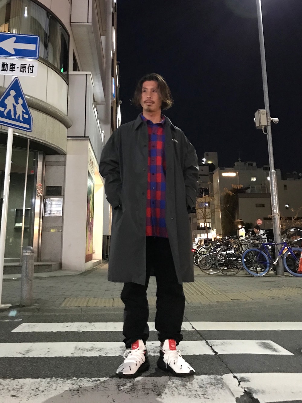 レッド系のシャツ/ブラウス、グレー系のその他アウター、ホワイト系のスニーカーを着用したメンズの冬コーディネートの1枚目の写真