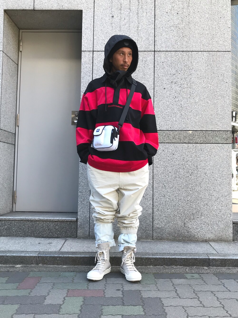 レッド系のその他トップス、ホワイト系のボディバッグ/ウエストポーチ、ホワイト系のパンツを着用したメンズの冬コーディネートの1枚目の写真