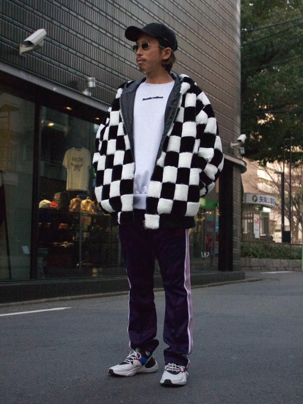 「ファー、NIKE、オーバーサイズ、スニーカーコーデ、NEEDLES、JUUN.J、錦、錦三、チェッカーファーブルゾン、錦三ストリート」｜「DANKE SCHONのDankeSchon/ダンケシェーン/ALLチェッカーファーブルゾン（その他アウター、その他）」を使った、よしやす(34歳)さん（メンズ・175cm）の冬コーディネートの1枚目の写真