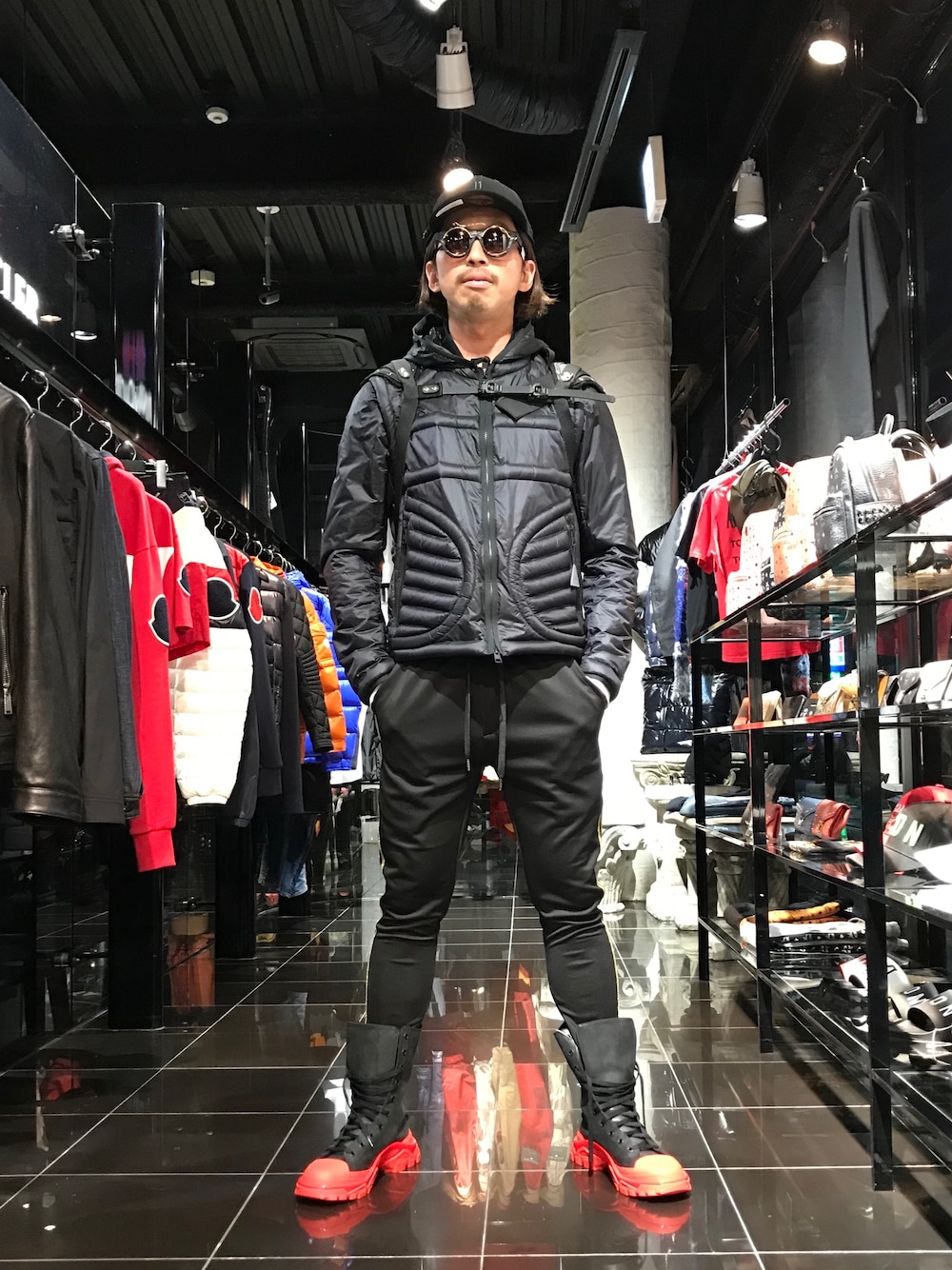 「ブラック、ZOZO、Danke schon、RAF SIMONS、MONCLER、KUBORAUM、スーパーモード、スペース系、INNERRAUM、スペースマウンテン」｜「KUBORAUMのアイテム（サングラス、ブラック系）」を使った、よしやす(34歳)さん（メンズ・175cm）の冬コーディネートの1枚目の写真