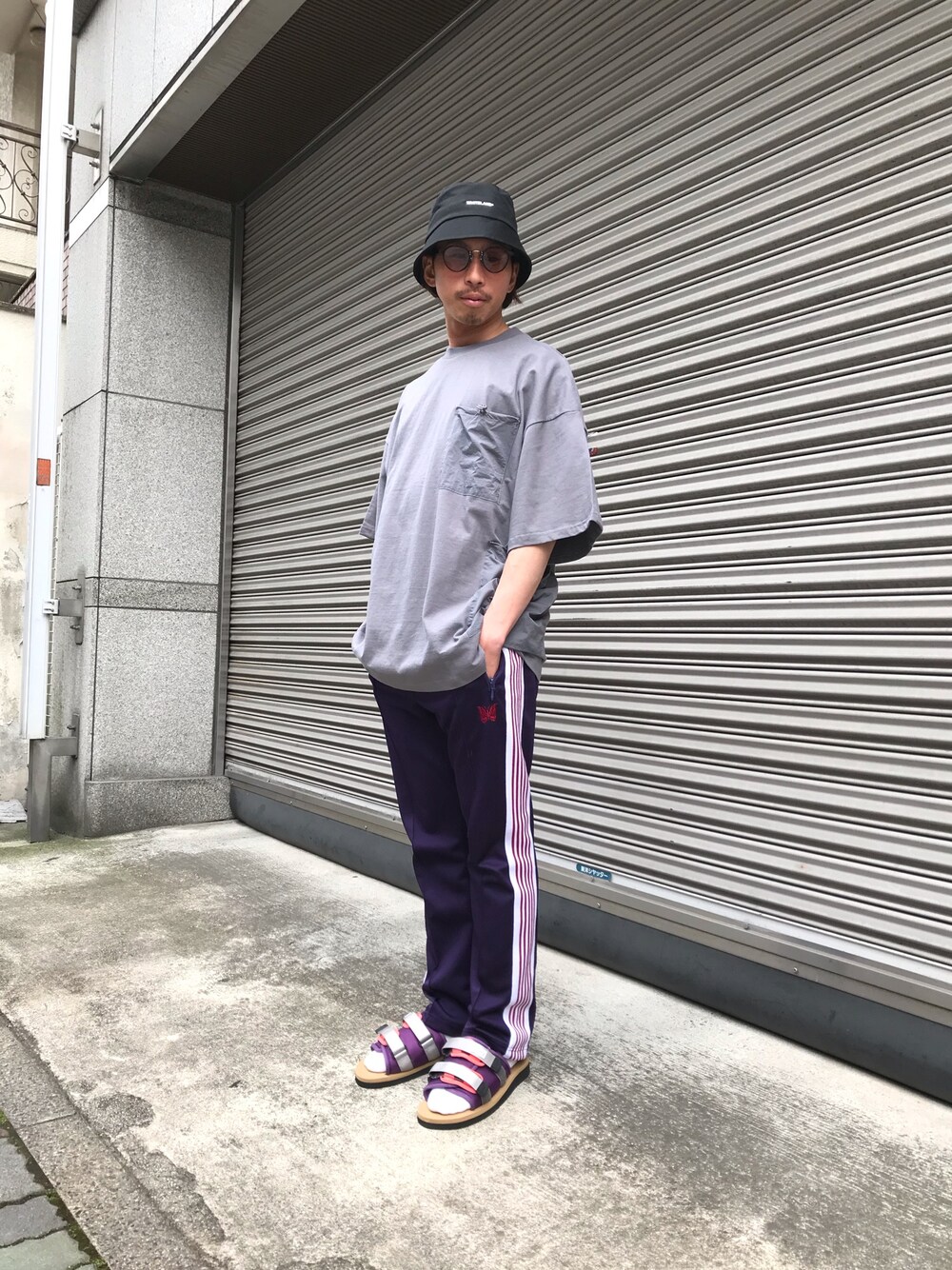 「シンプル、休日スタイル、サンダル、NEEDLES、紫、春コーデ、ビッグT、ＧＷ、suicoke、紫式部」｜「DANKE SCHONのDankeSchon/ダンケシェーン/ナイロンポケットTシャツ（Tシャツ/カットソー、グレー系）」を使った、よしやす(34歳)さん（メンズ・175cm）の春コーディネートの1枚目の写真